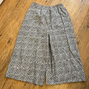 Sophisticates Women’s Gaucho Pants Black/White Size Medium